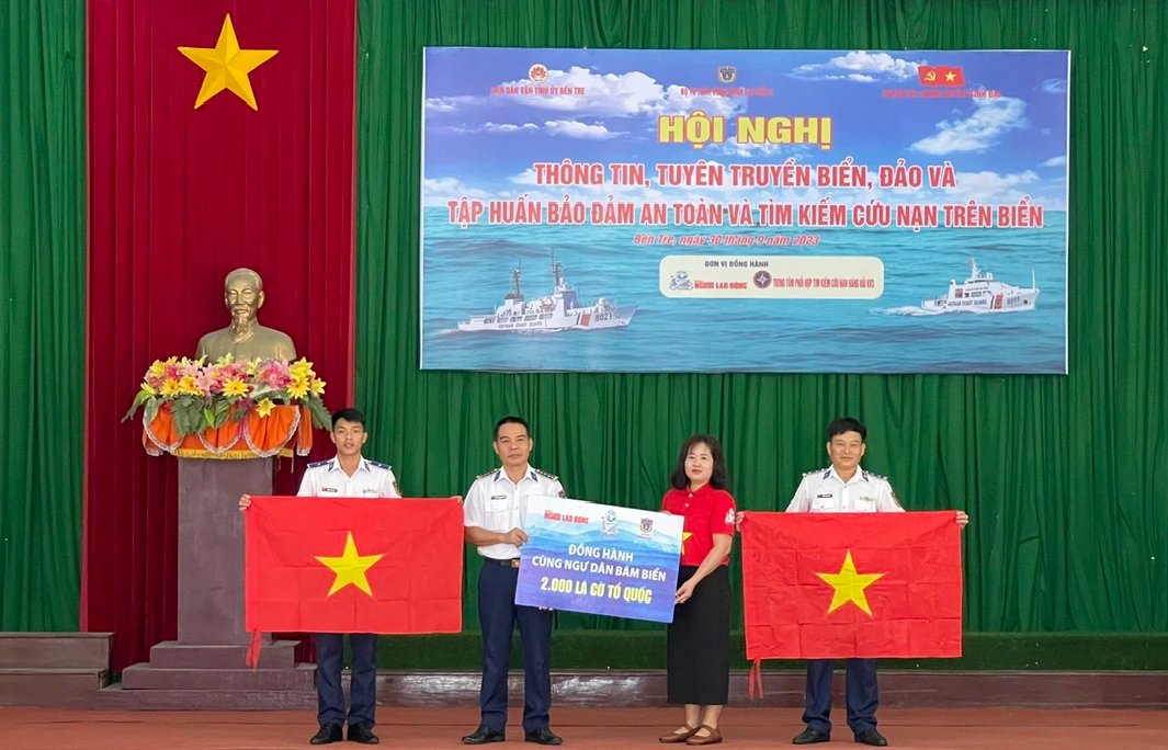 Chương trình “Cảnh sát biển đồng hành với ngư dân” tại Bến Tre