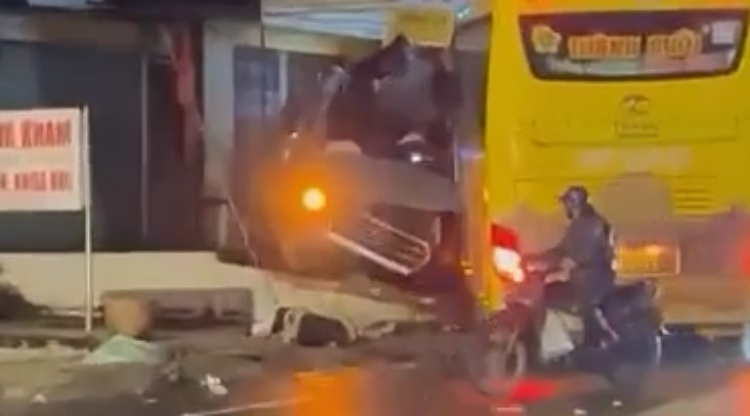 CLIP: Giây phút xe Thành Bưởi tông trực diện xe 16 chỗ làm 9 người thương vong
