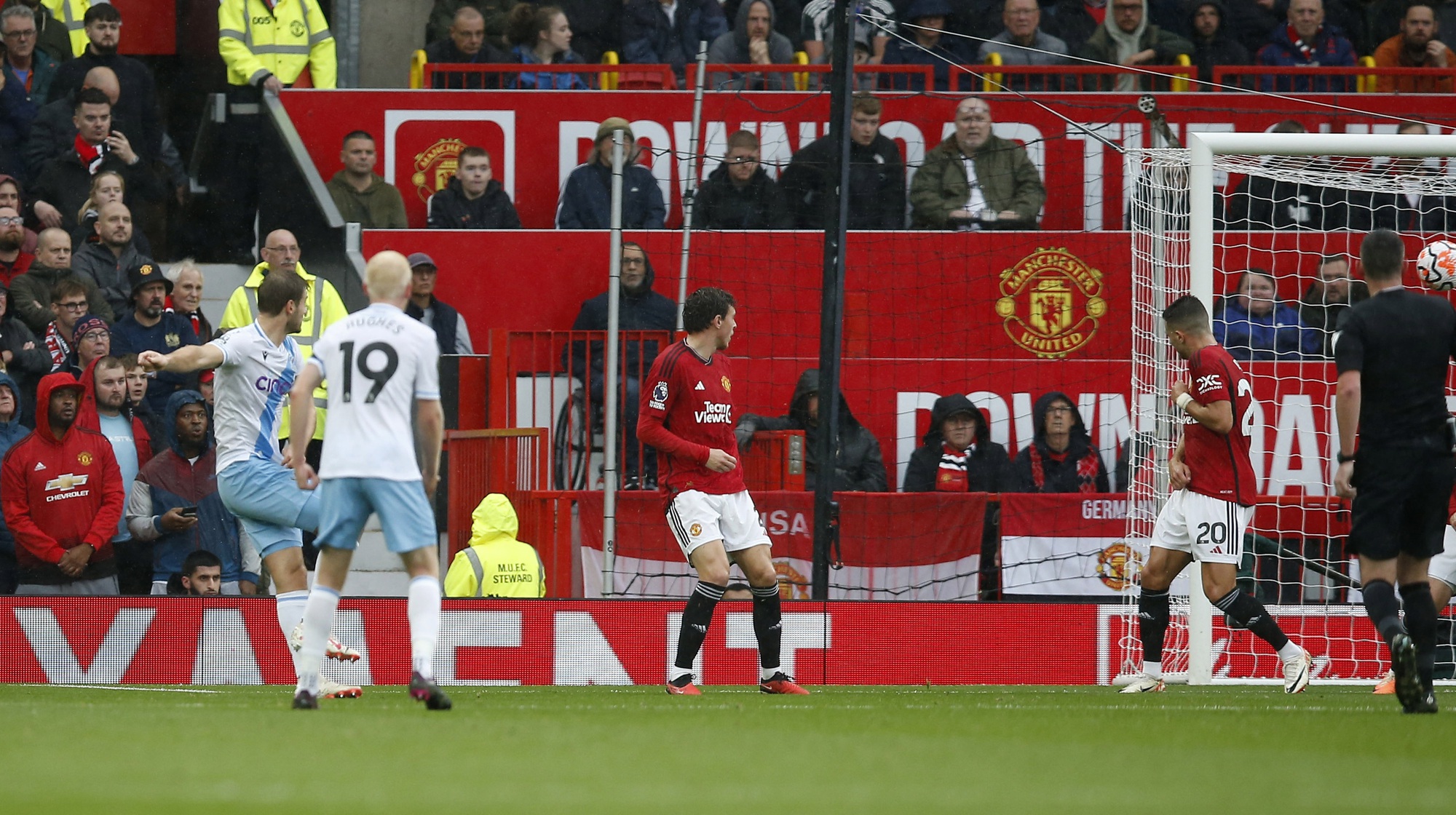 Hai &ocirc;ng lớn th&agrave;nh Manchester ng&atilde; gục, Ngoại hạng Anh cho&aacute;ng v&aacute;ng - Ảnh 2.
