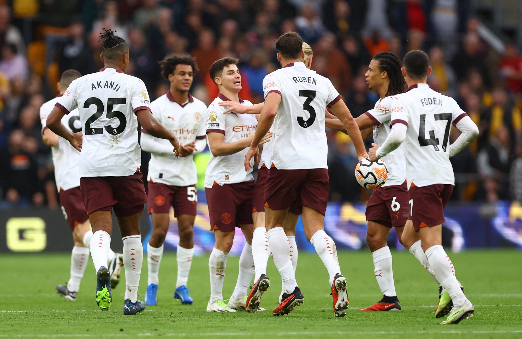 Hai &ocirc;ng lớn th&agrave;nh Manchester ng&atilde; gục, Ngoại hạng Anh cho&aacute;ng v&aacute;ng - Ảnh 5.