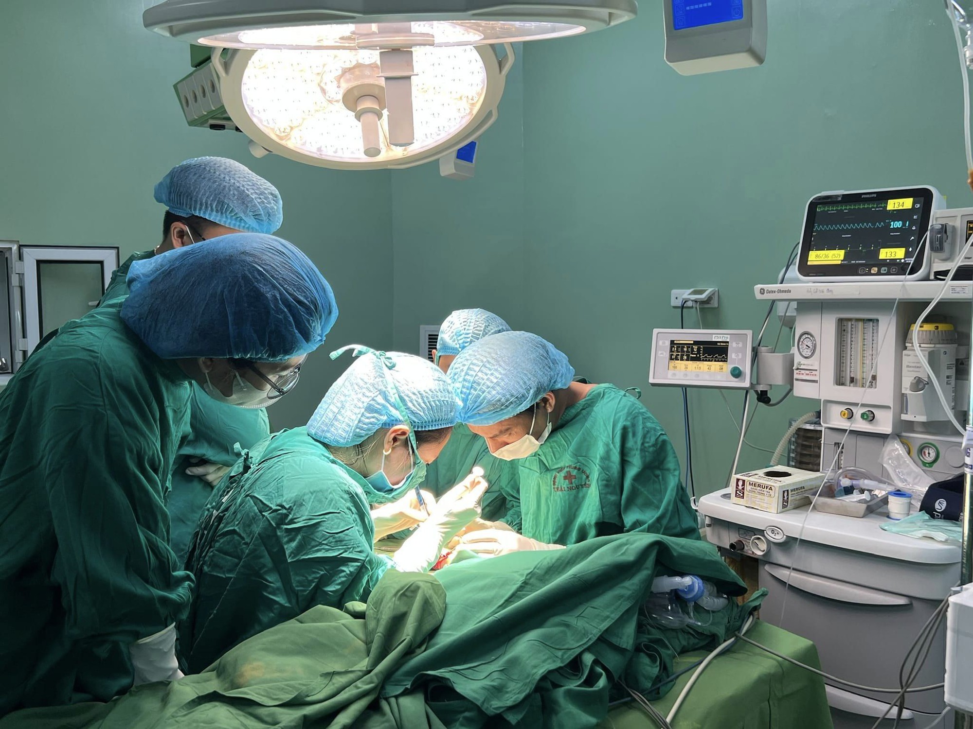 B&eacute; gần 18 th&aacute;ng tuổi bị m&aacute;y cắt đ&aacute; của gia đ&igrave;nh cắt đứt l&igrave;a b&agrave;n tay - Ảnh 1.