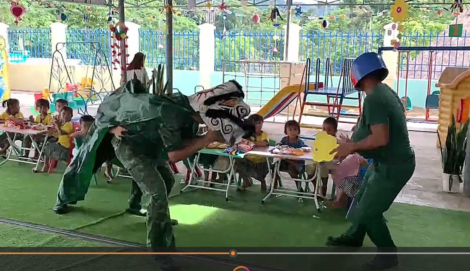 "Rụng tim" với clip chú bộ đội múa lân siêu dễ thương cho trẻ vùng cao