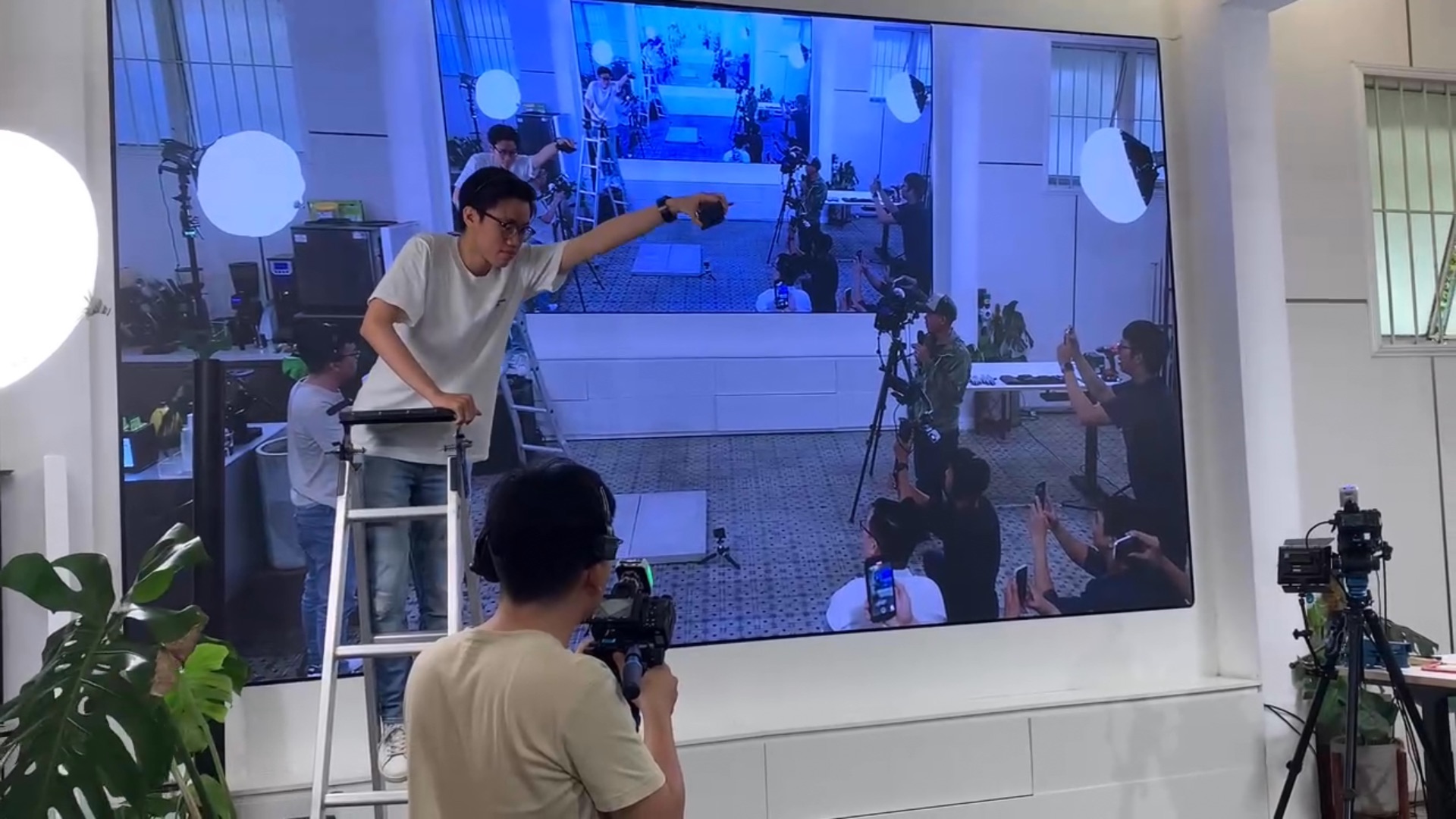 CLIP: Cưa iPhone 15 Pro để thử độ bền