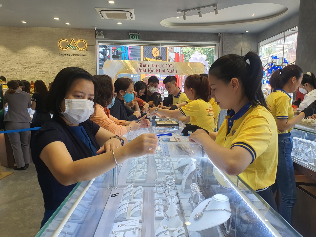 Gi&aacute; v&agrave;ng nhẫn rớt cả triệu đồng, nhiều người &ldquo;đu đỉnh&rdquo; nguy cơ lỗ nặng - Ảnh 1.