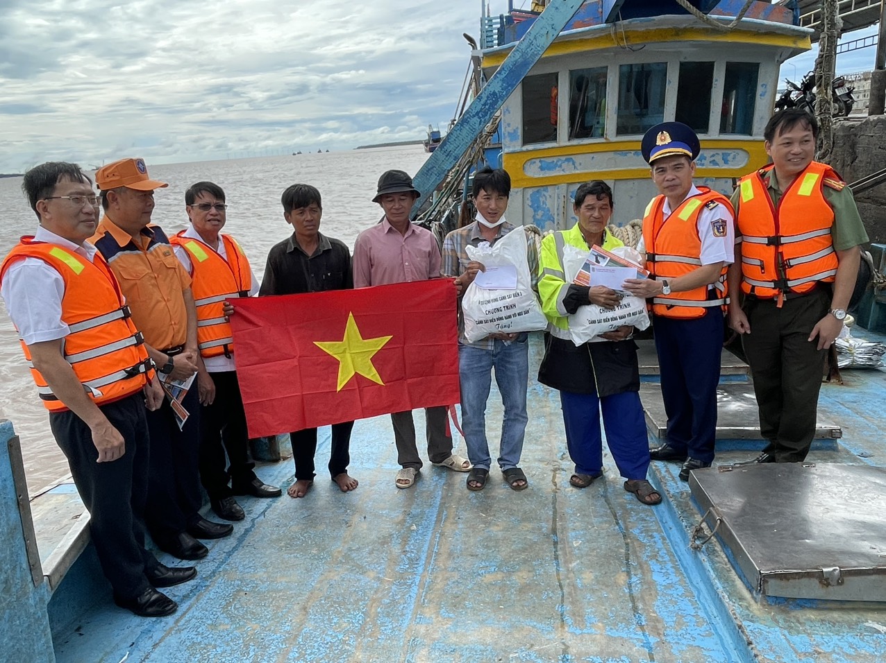 Chương tr&igrave;nh &ldquo;Cảnh s&aacute;t biển đồng h&agrave;nh với ngư d&acirc;n&rdquo; tại Bến Tre - Ảnh 3.
