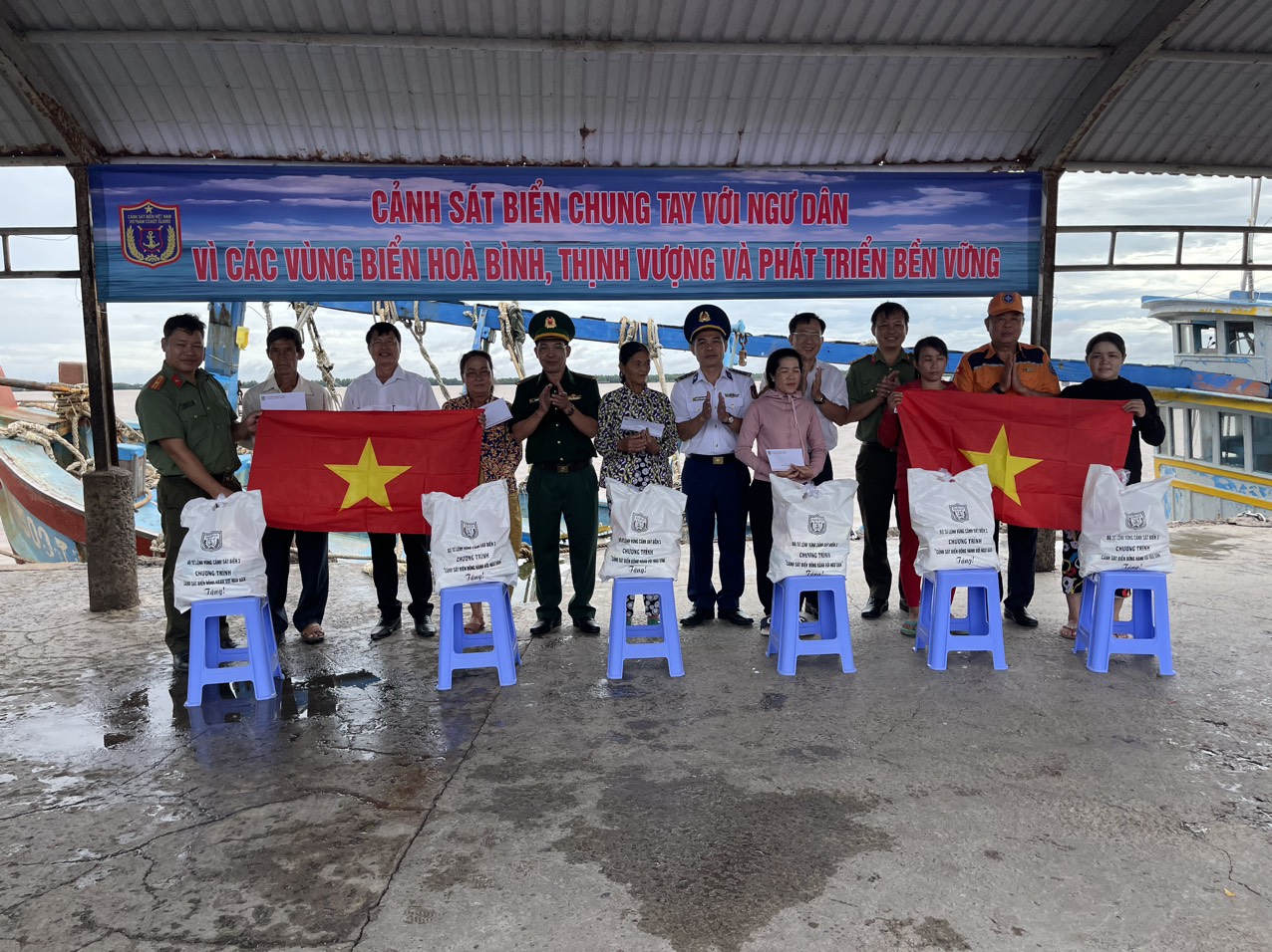 Chương tr&igrave;nh &ldquo;Cảnh s&aacute;t biển đồng h&agrave;nh với ngư d&acirc;n&rdquo; tại Bến Tre - Ảnh 4.