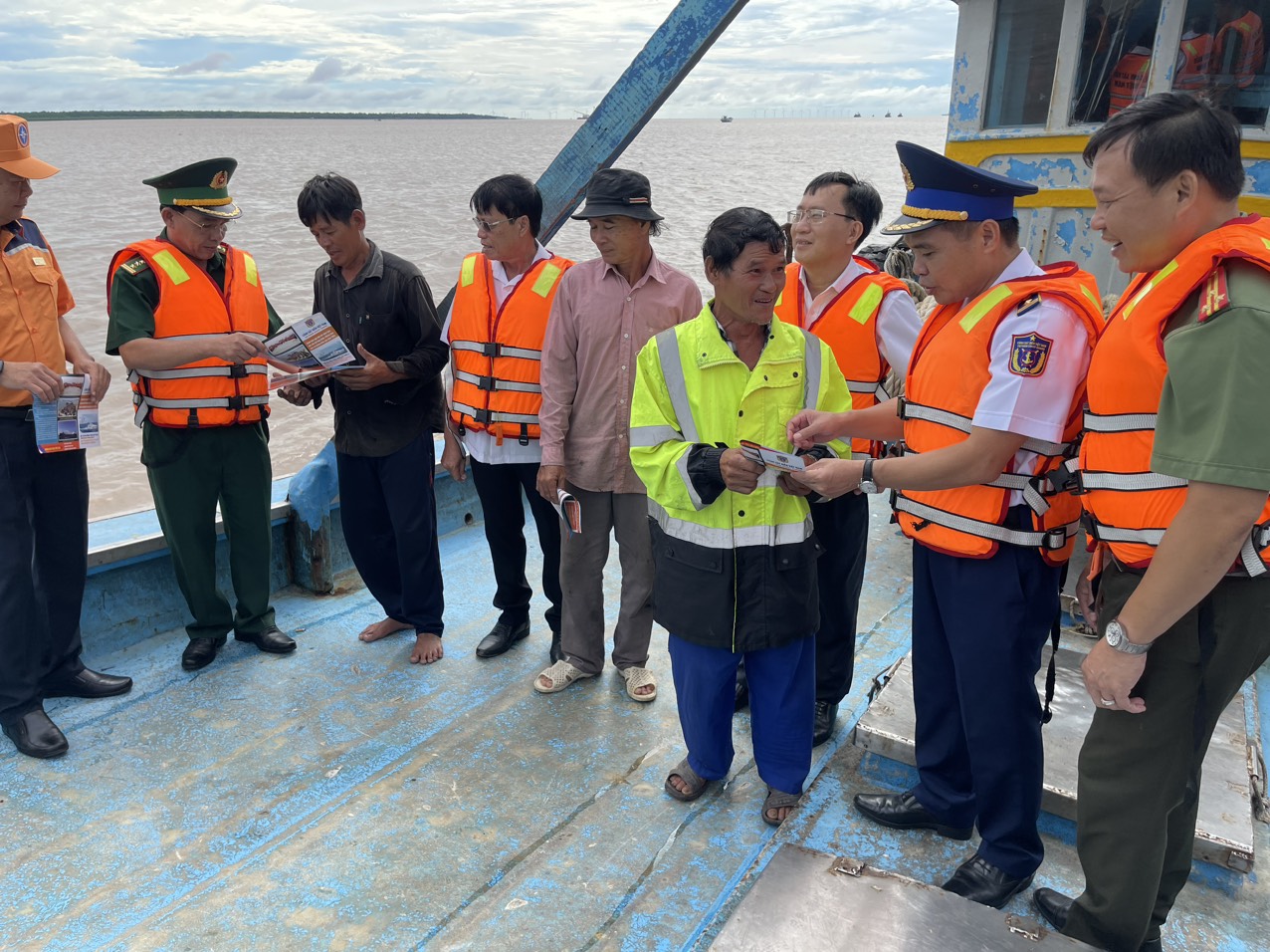 Chương tr&igrave;nh &ldquo;Cảnh s&aacute;t biển đồng h&agrave;nh với ngư d&acirc;n&rdquo; tại Bến Tre - Ảnh 6.