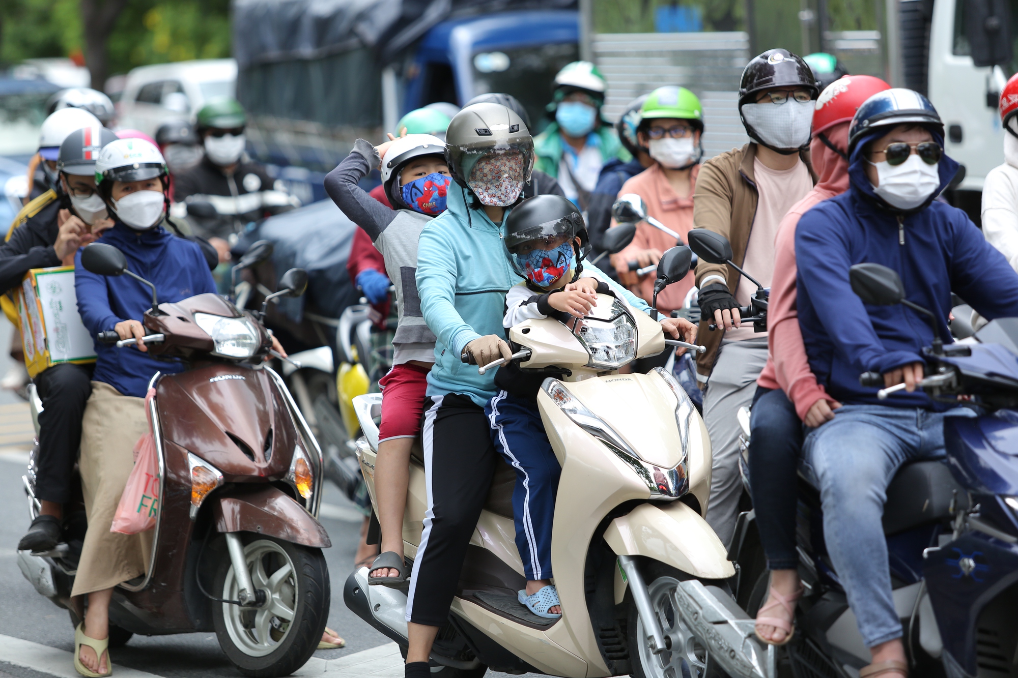 Người dân quay lại TP HCM đông dần, các cửa ngõ vẫn khá thông thoáng - Ảnh 7.