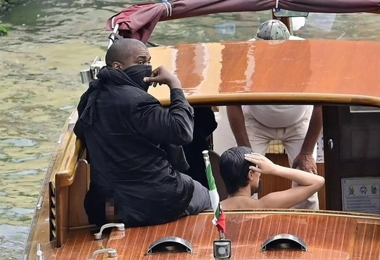 Kanye West v&agrave; vợ bị cấm cửa v&igrave; h&agrave;nh vi th&ocirc; tục - Ảnh 2.