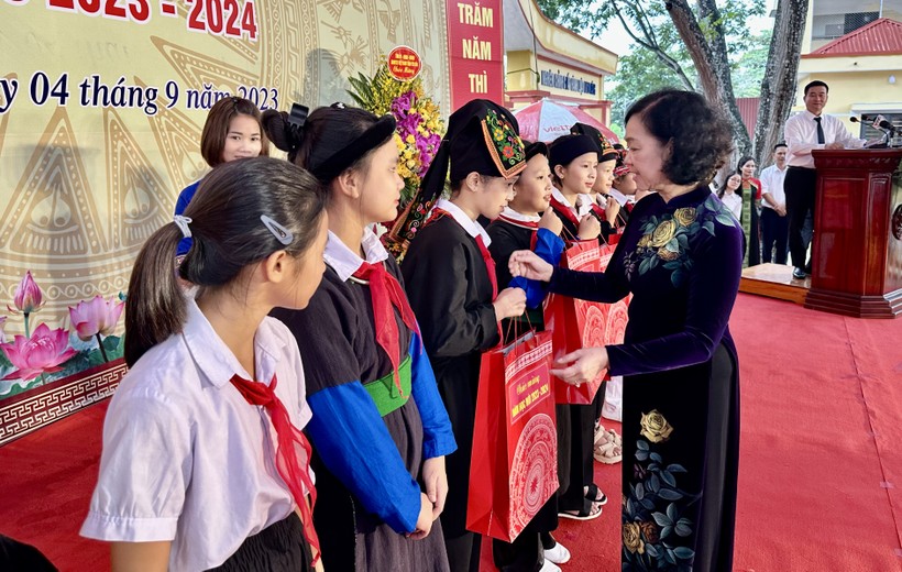 Thường trực Ban Bí thư Trương Thị Mai dự lễ khai giảng tại Yên Bái