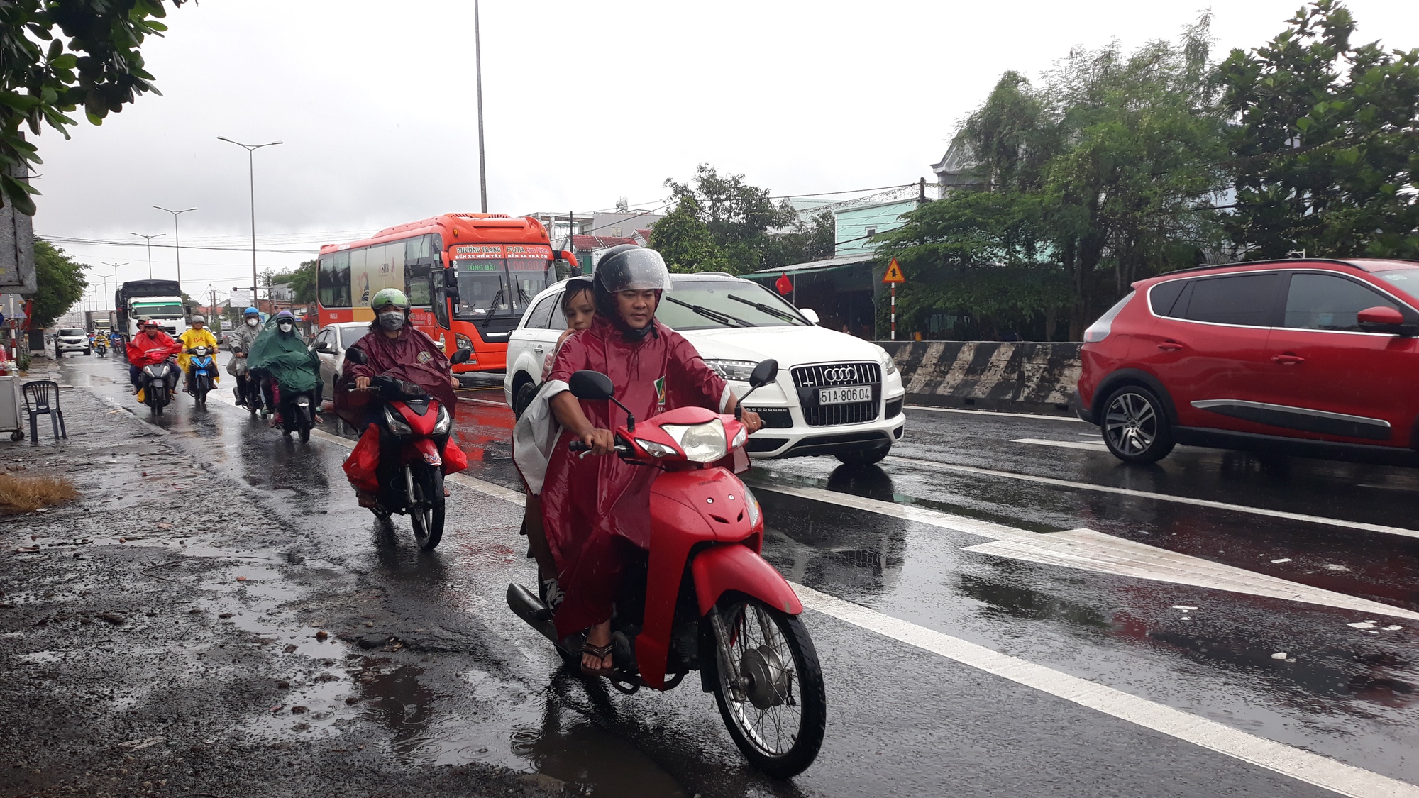 Người dân đội mưa quay lại TP HCM và Đông Nam Bộ sau kỳ nghỉ lễ