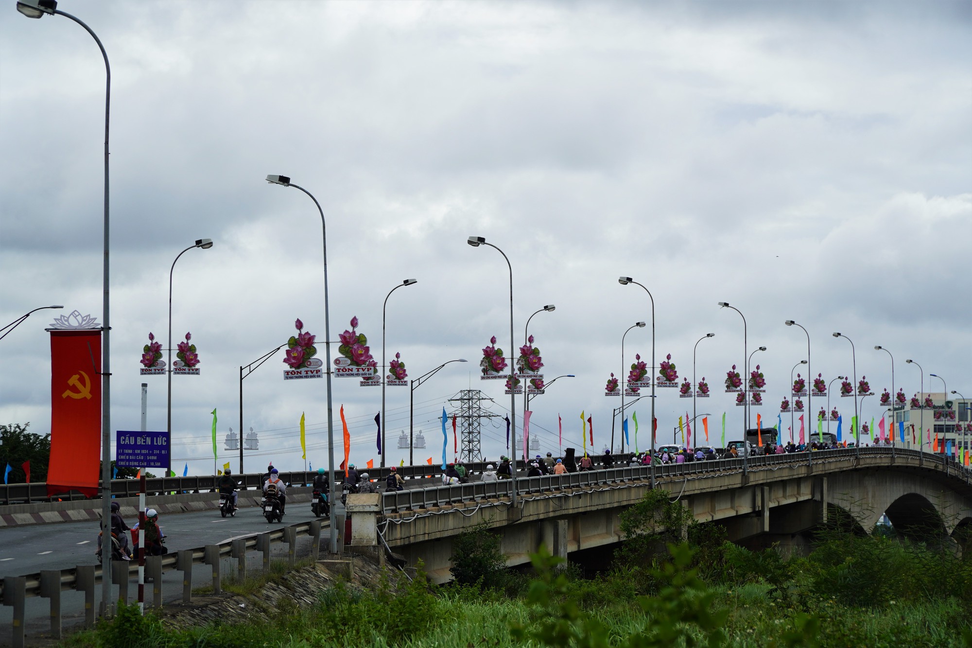 Người dân quay lại TP HCM đông dần, các cửa ngõ vẫn khá thông thoáng - Ảnh 2.