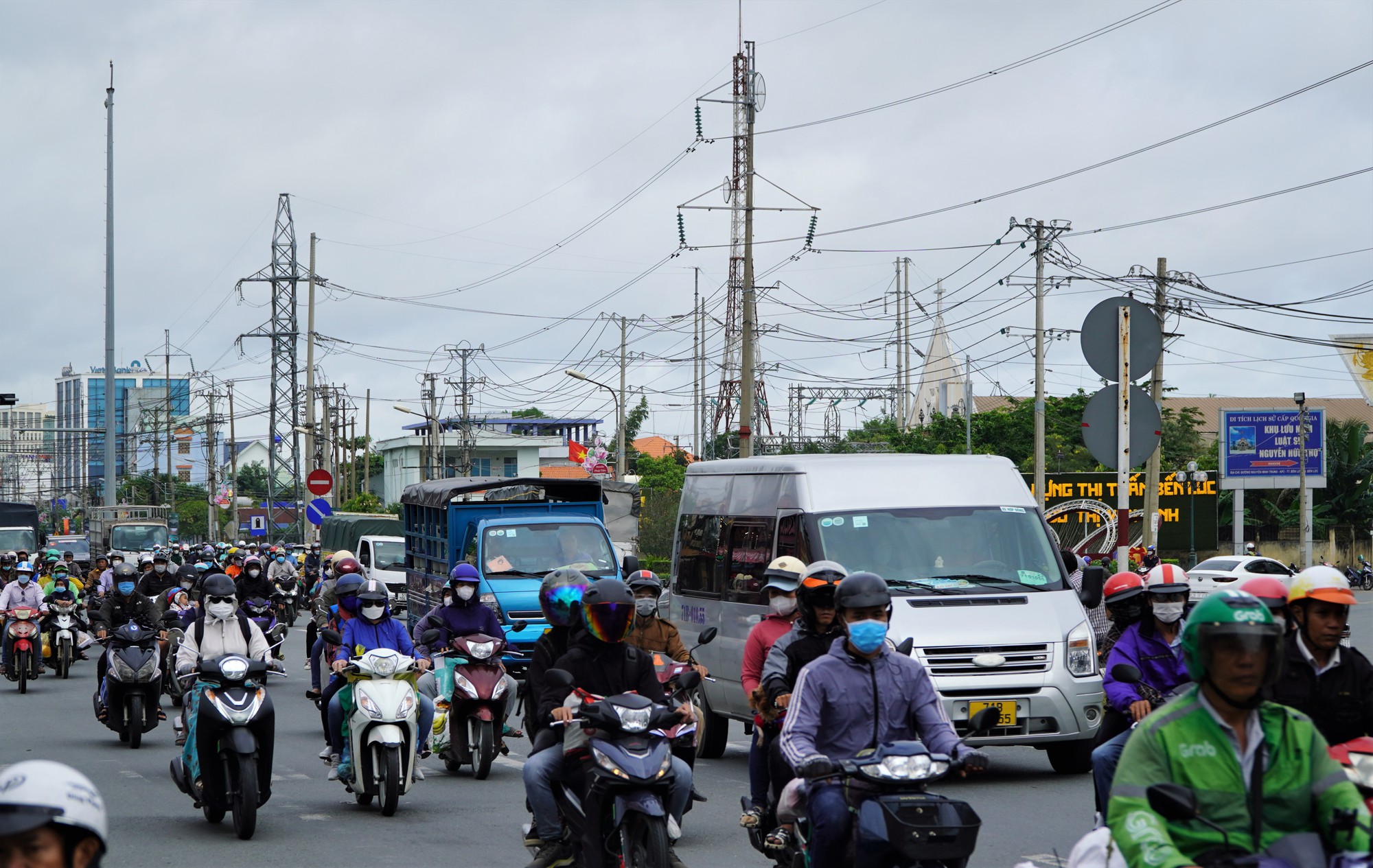 Người dân quay lại TP HCM đông dần, các cửa ngõ vẫn khá thông thoáng - Ảnh 4.