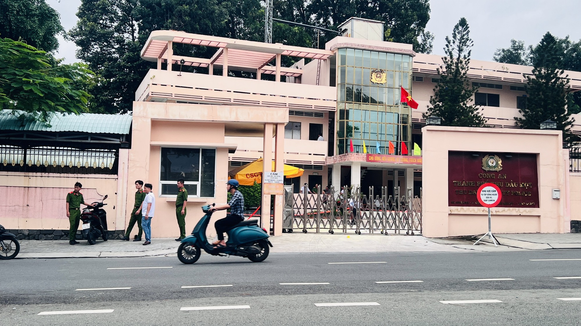 Công an Bình Dương thông tin về nam thanh niên tưới xăng lên người rồi châm lửa