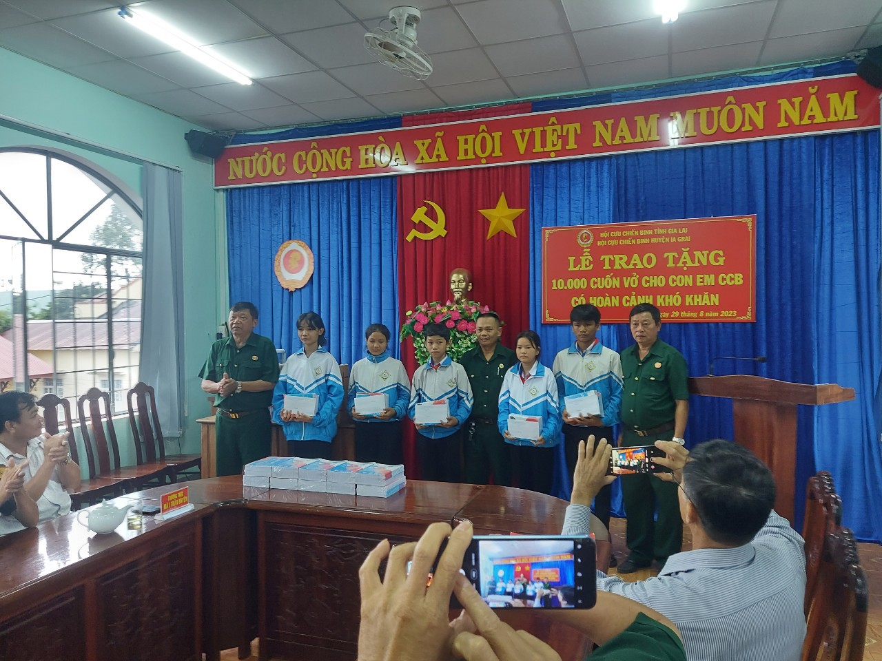 Trao quà cho học sinh đồng bào các dân tộc Tây Nguyên