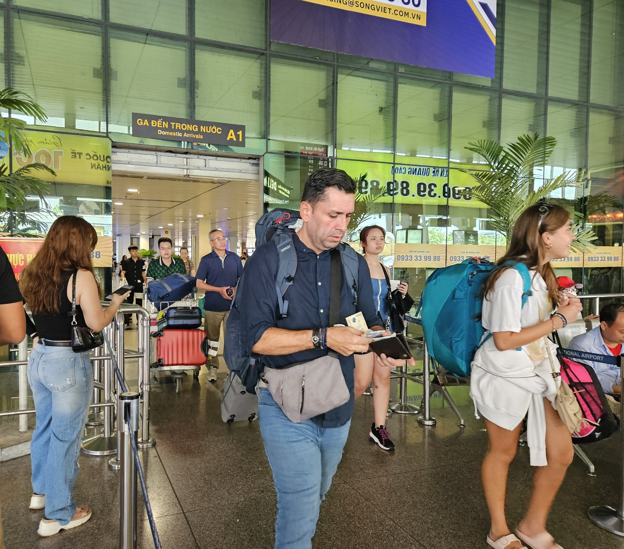 H&igrave;nh ảnh kh&aacute;c lạ ở s&acirc;n bay T&acirc;n Sơn Nhất ng&agrave;y cuối kỳ nghỉ lễ 2-9 - Ảnh 4.