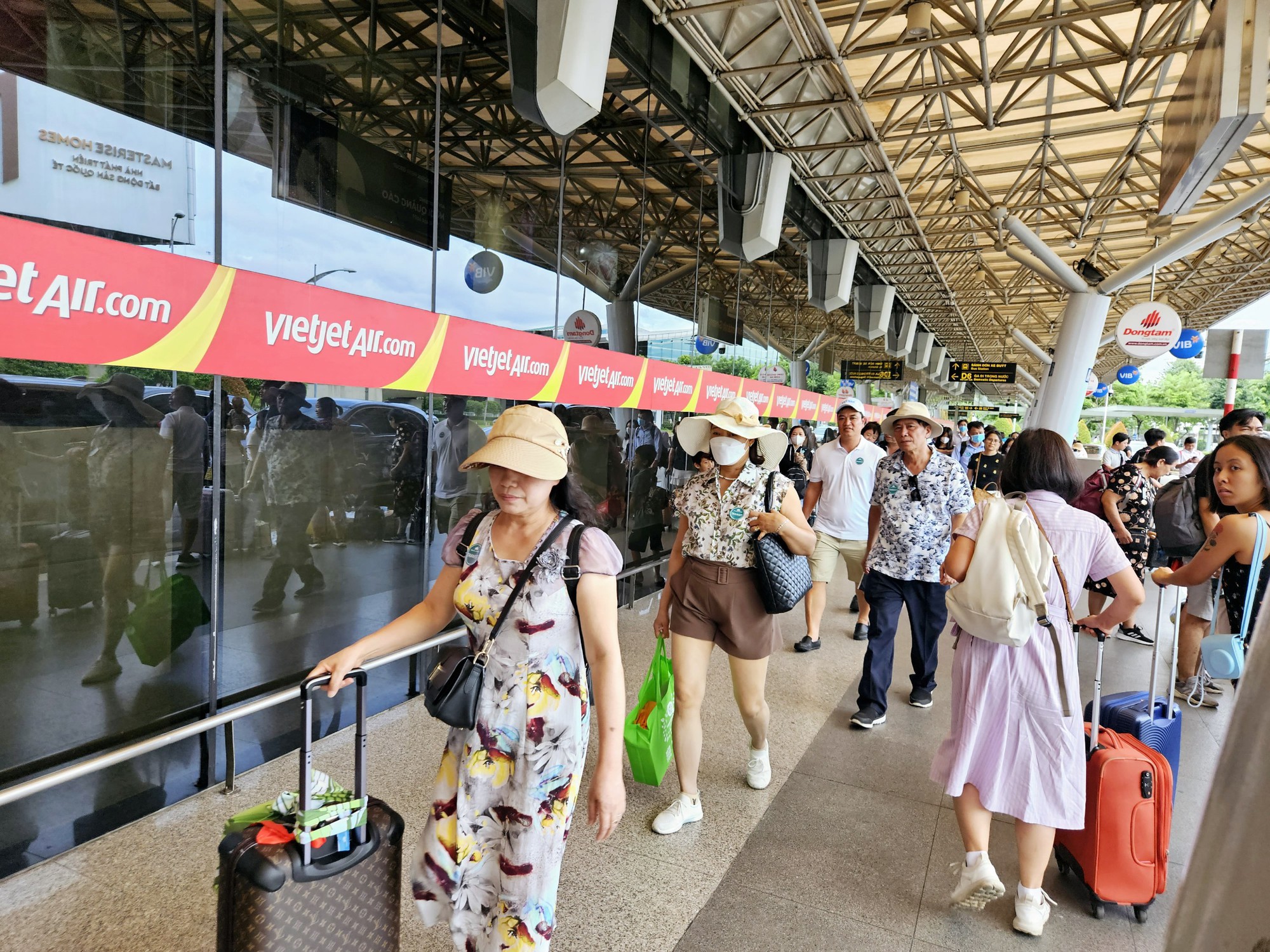 H&igrave;nh ảnh kh&aacute;c lạ ở s&acirc;n bay T&acirc;n Sơn Nhất ng&agrave;y cuối kỳ nghỉ lễ 2-9 - Ảnh 1.