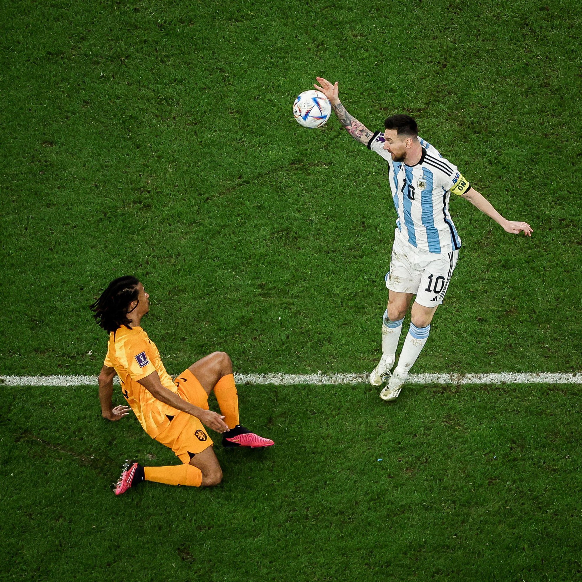 Tiết lộ g&acirc;y tranh c&atilde;i của HLV Van Gaal về Messi v&agrave; chức v&ocirc; địch World Cup - Ảnh 4.
