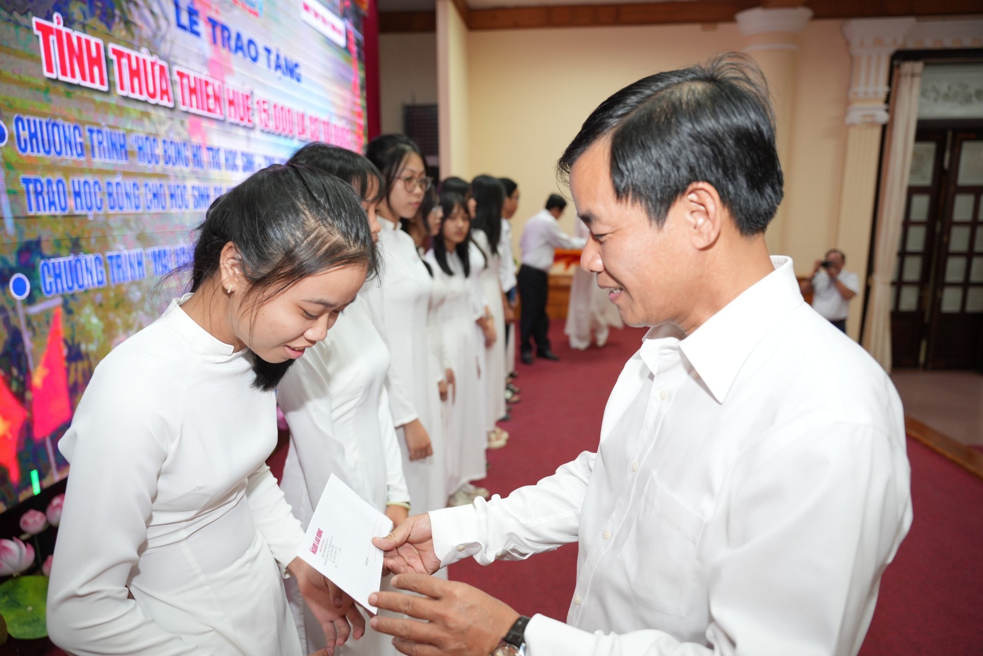 15.000 l&aacute; cờ Tổ quốc v&agrave; 100 suất học bổng đến với Thừa Thi&ecirc;n &ndash; Huế - Ảnh 8.