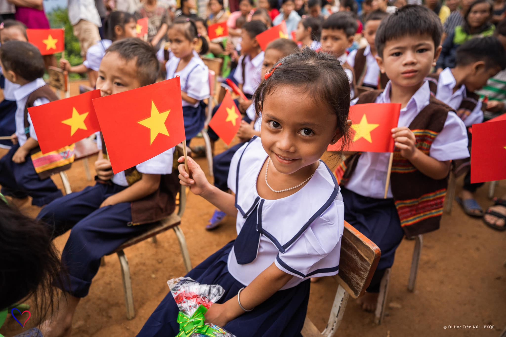X&uacute;c động lễ khai giảng của học tr&ograve; v&ugrave;ng cao Quảng Nam v&agrave; huyện đảo Trường Sa - Ảnh 18.