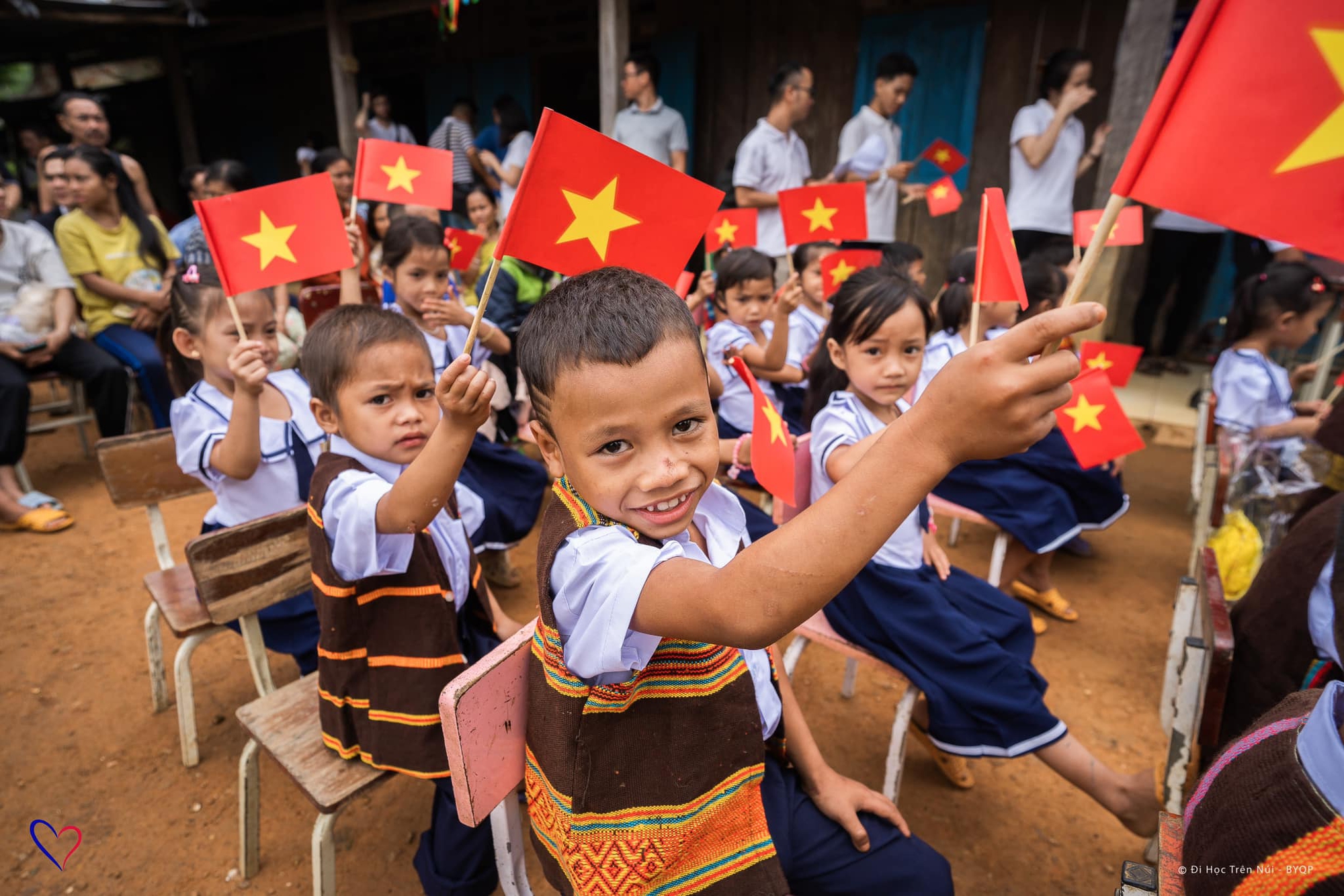 X&uacute;c động lễ khai giảng của học tr&ograve; v&ugrave;ng cao Quảng Nam v&agrave; huyện đảo Trường Sa - Ảnh 15.