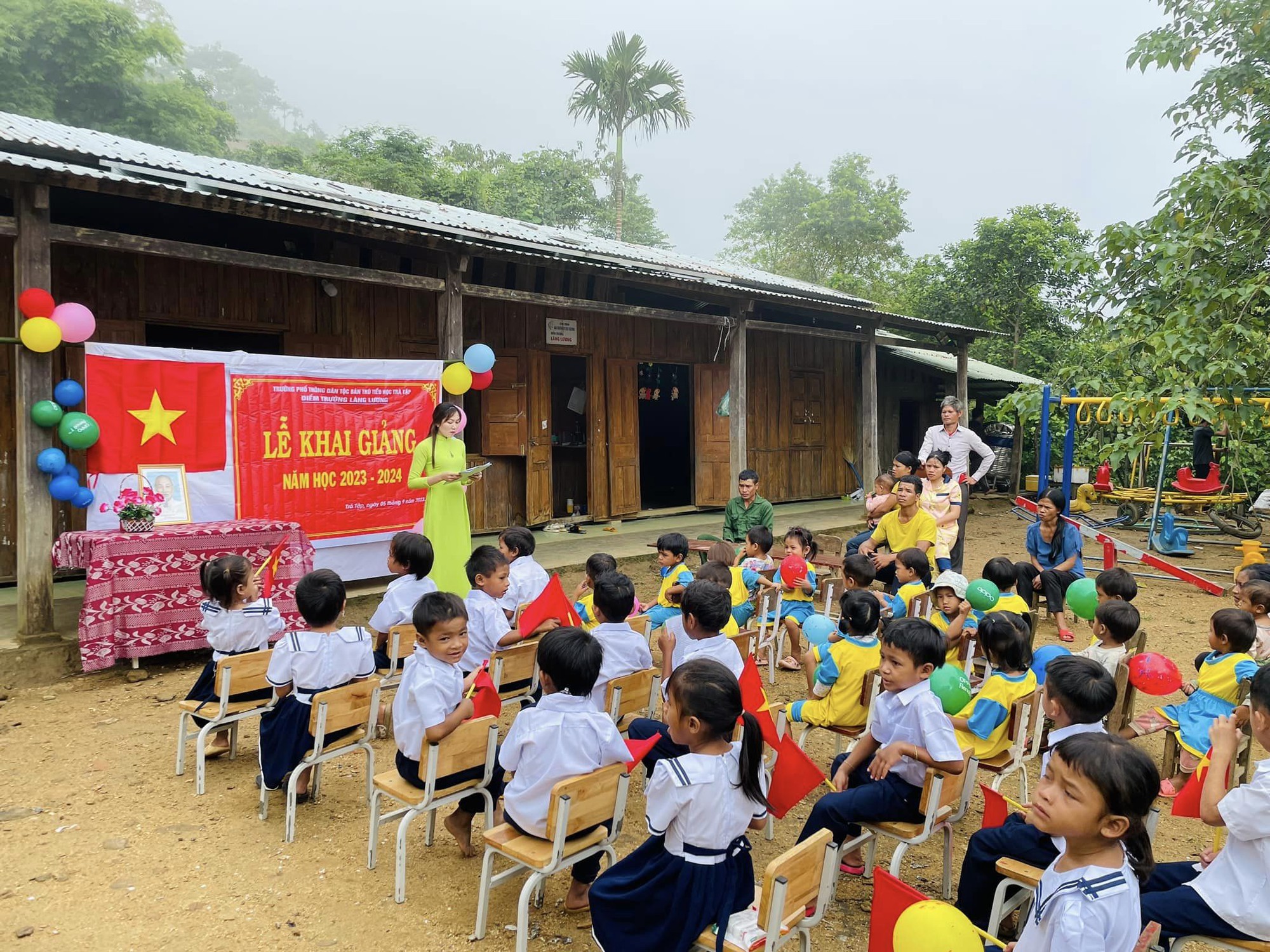X&uacute;c động lễ khai giảng của học tr&ograve; v&ugrave;ng cao Quảng Nam v&agrave; huyện đảo Trường Sa - Ảnh 8.