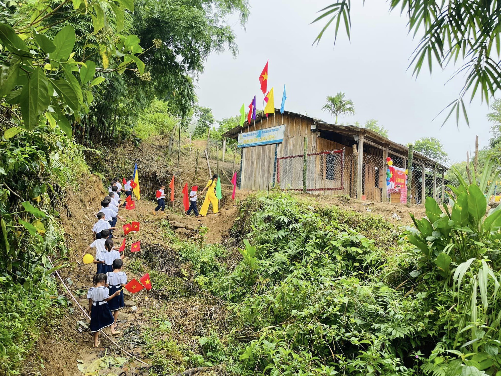Xúc động lễ khai giảng của học trò vùng cao Quảng Nam và huyện đảo Trường Sa