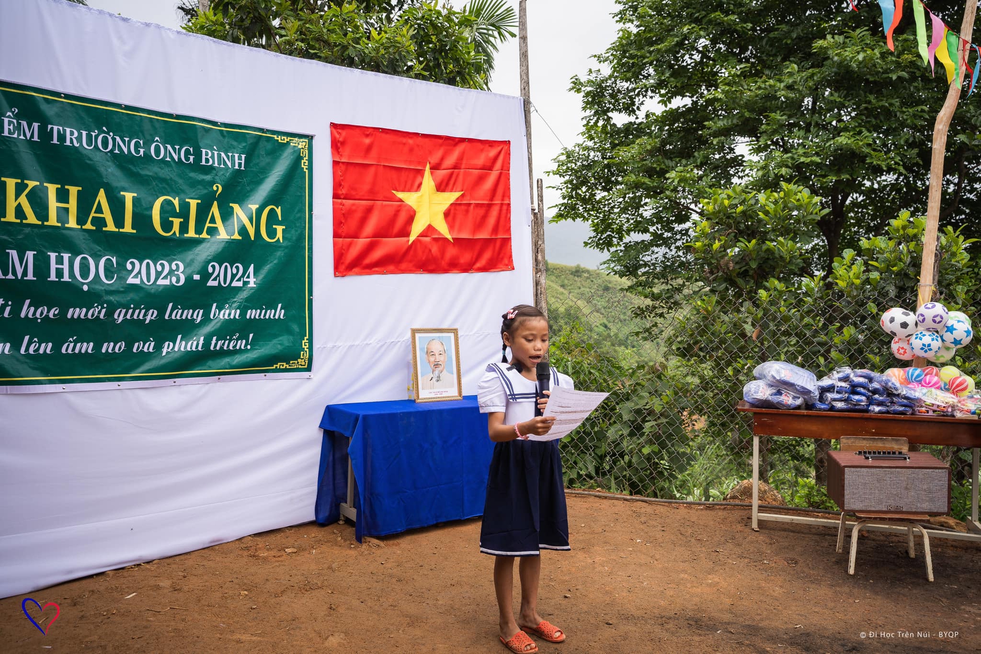 X&uacute;c động lễ khai giảng của học tr&ograve; v&ugrave;ng cao Quảng Nam v&agrave; huyện đảo Trường Sa - Ảnh 13.
