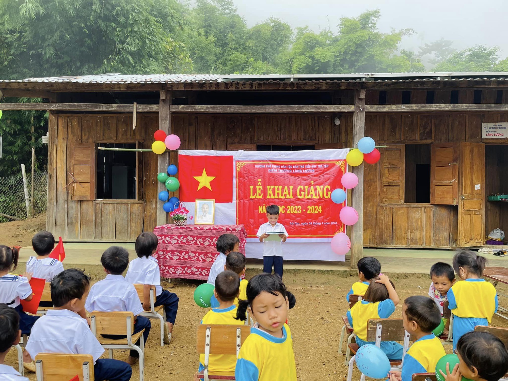 X&uacute;c động lễ khai giảng của học tr&ograve; v&ugrave;ng cao Quảng Nam v&agrave; huyện đảo Trường Sa - Ảnh 4.