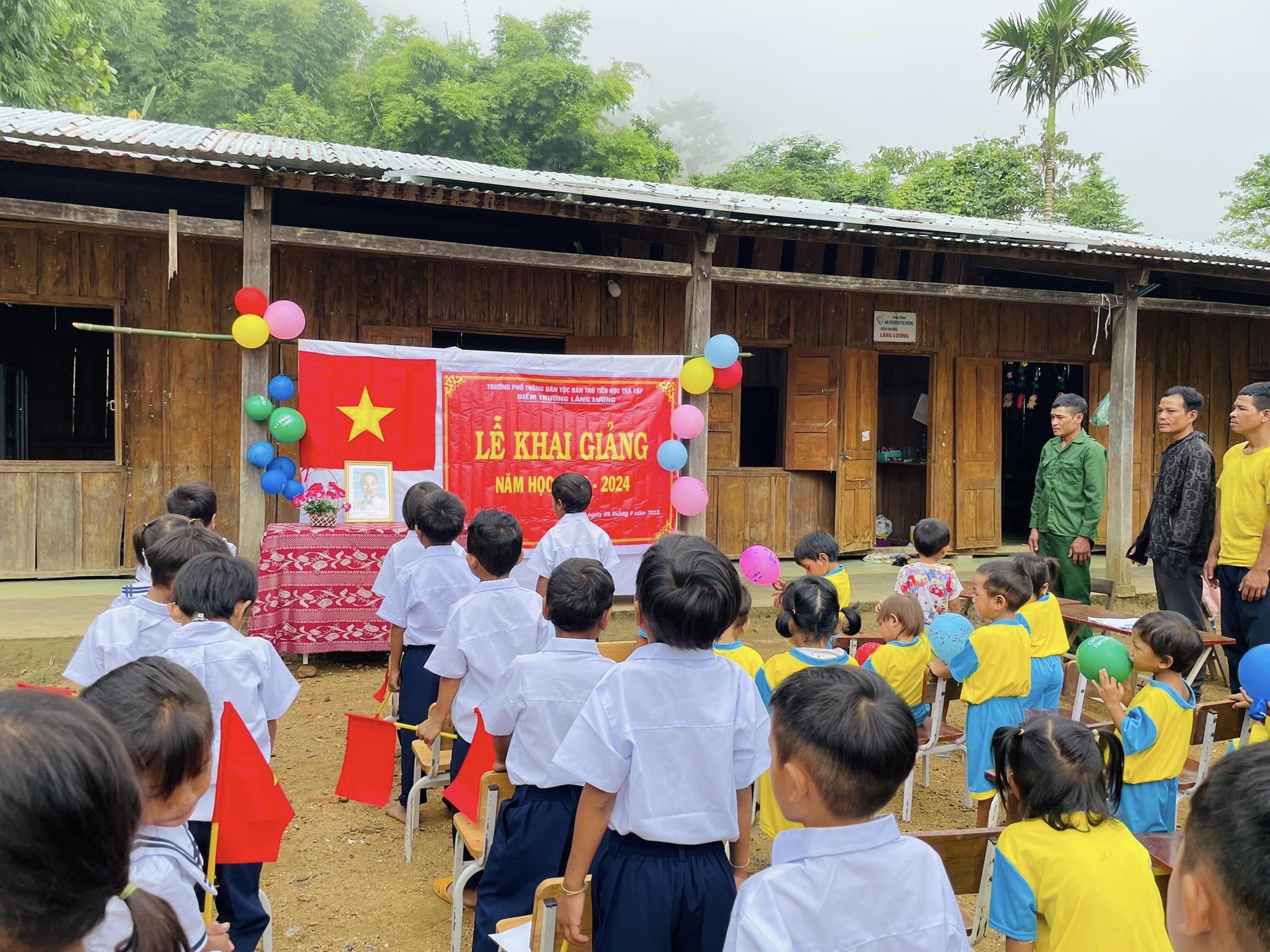 X&uacute;c động lễ khai giảng của học tr&ograve; v&ugrave;ng cao Quảng Nam v&agrave; huyện đảo Trường Sa - Ảnh 7.