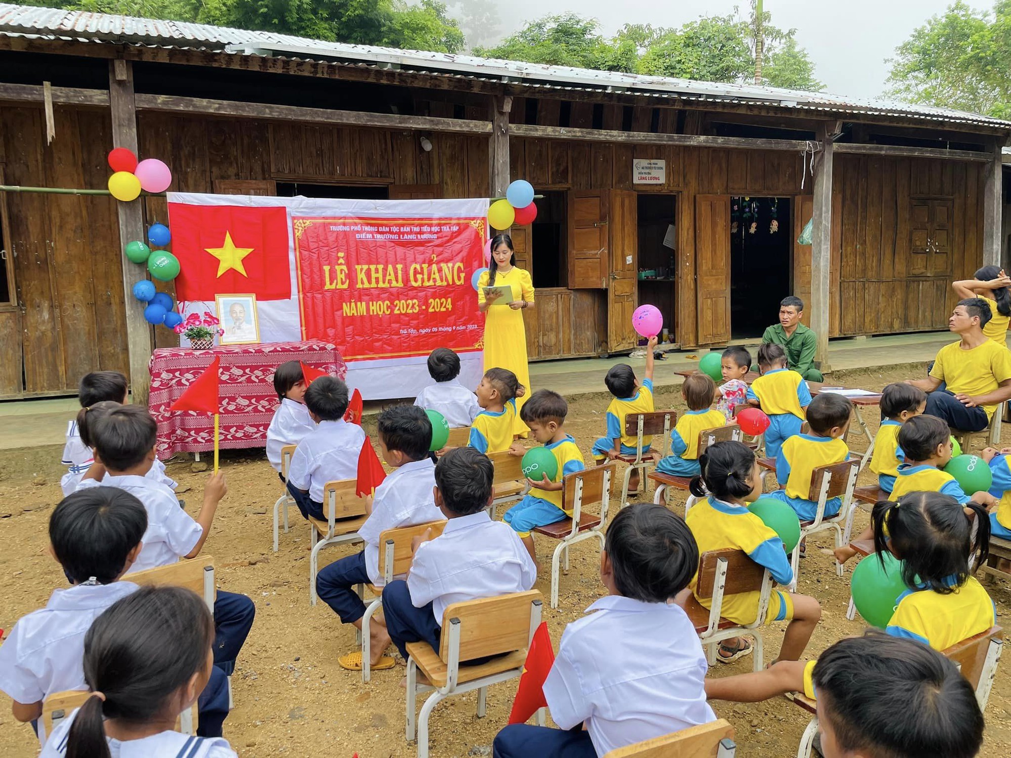 X&uacute;c động lễ khai giảng của học tr&ograve; v&ugrave;ng cao Quảng Nam v&agrave; huyện đảo Trường Sa - Ảnh 5.