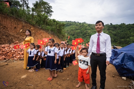 X&uacute;c động lễ khai giảng của học tr&ograve; v&ugrave;ng cao Quảng Nam v&agrave; huyện đảo Trường Sa - Ảnh 10.