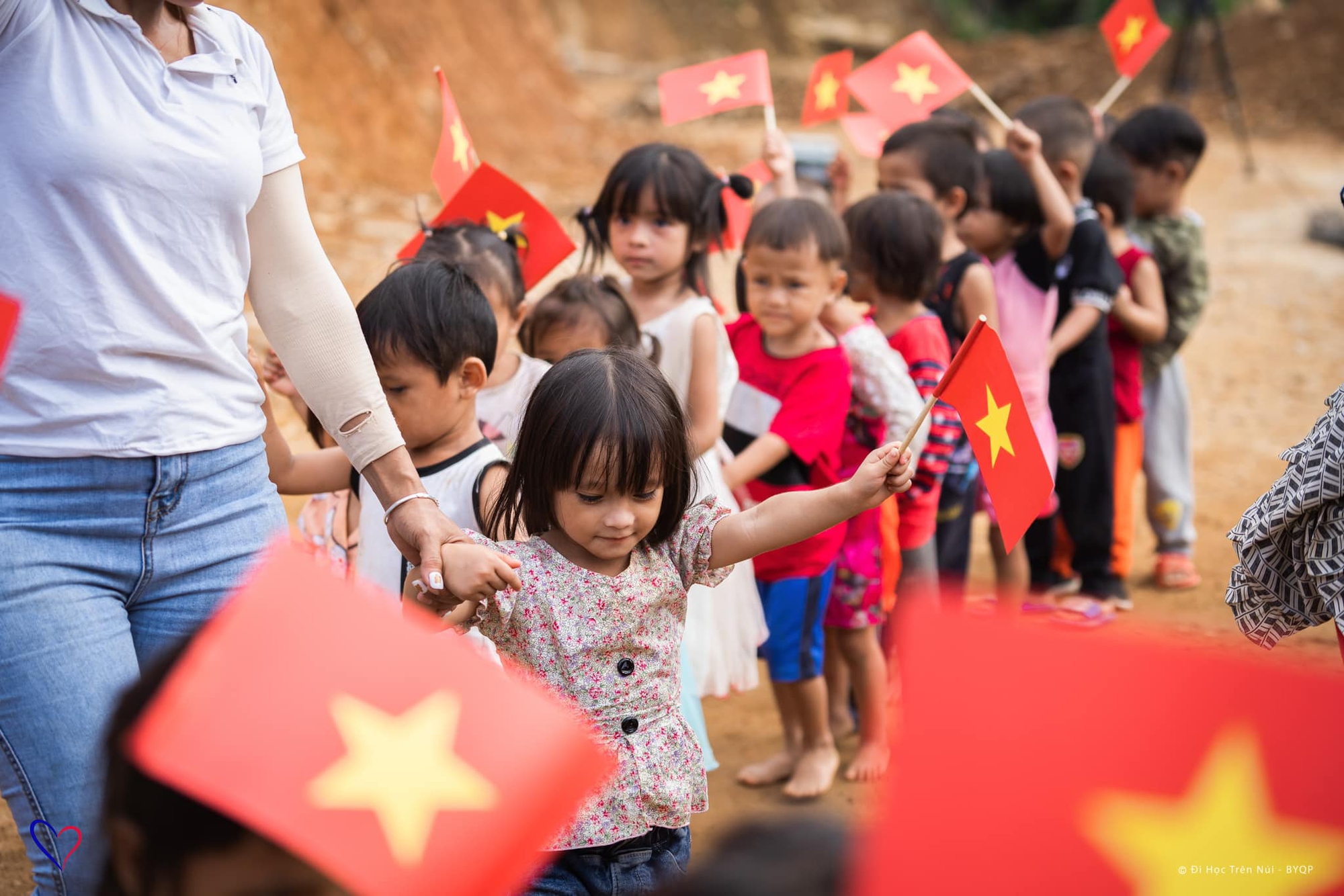 X&uacute;c động lễ khai giảng của học tr&ograve; v&ugrave;ng cao Quảng Nam v&agrave; huyện đảo Trường Sa - Ảnh 11.