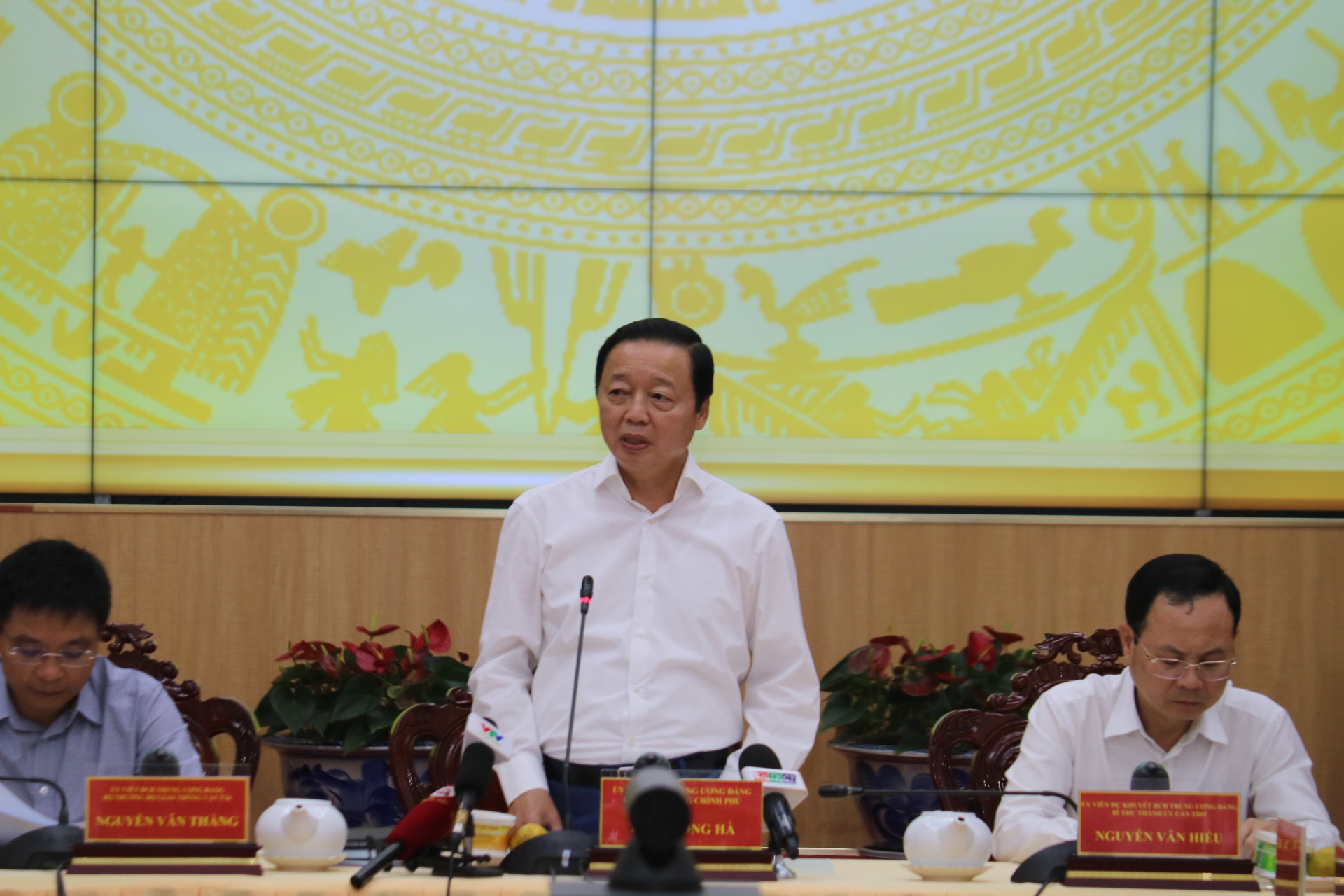 Chủ tịch UBND tỉnh An Giang: Sự việc vừa qua l&agrave; b&agrave;i học xương m&aacute;u - Ảnh 1.