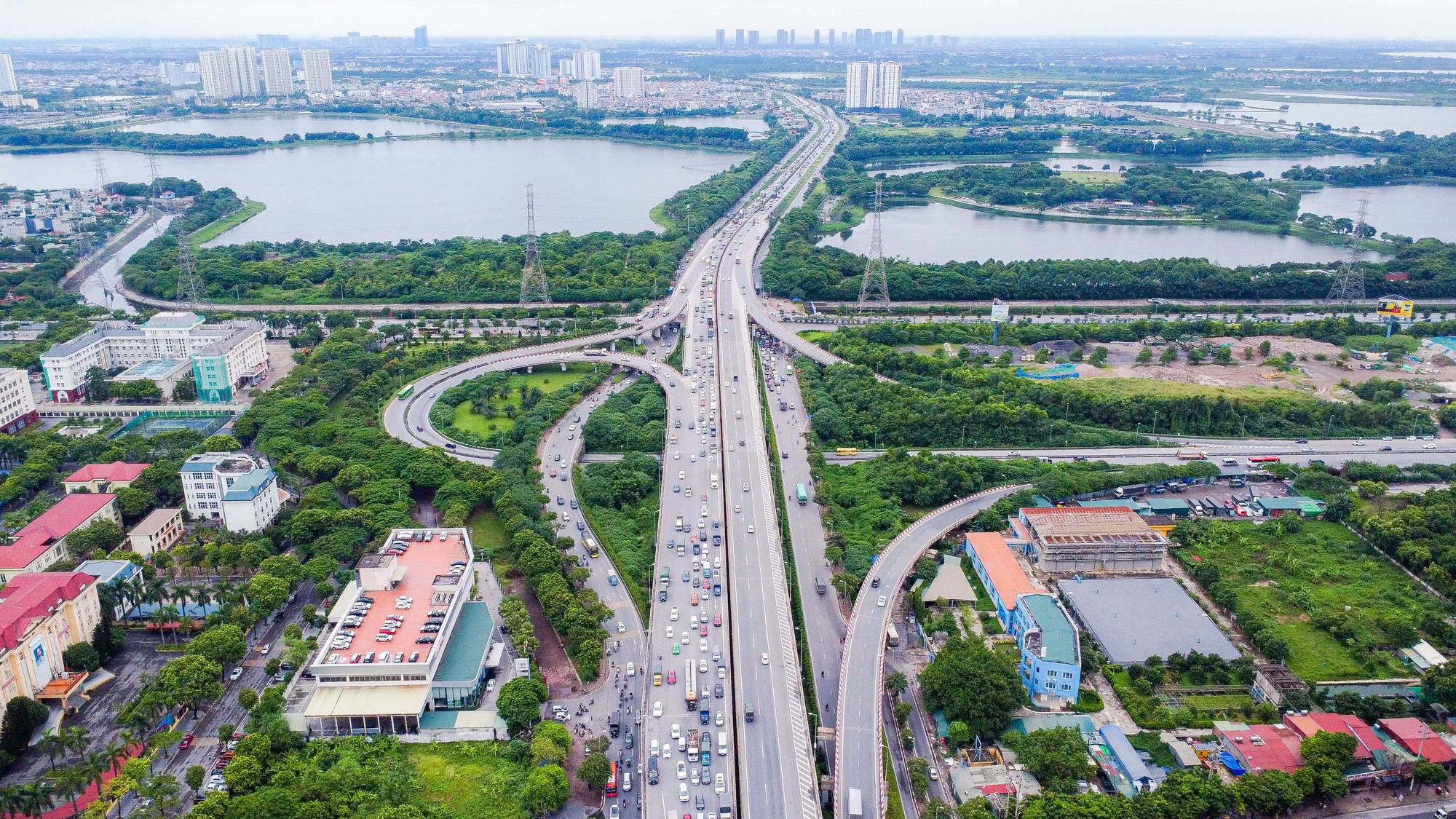 CLIP: Giao th&ocirc;ng H&agrave; Nội &ugrave;n ứ h&agrave;ng km trong ng&agrave;y đi l&agrave;m sau kỳ nghỉ lễ 2-9 - Ảnh 12.