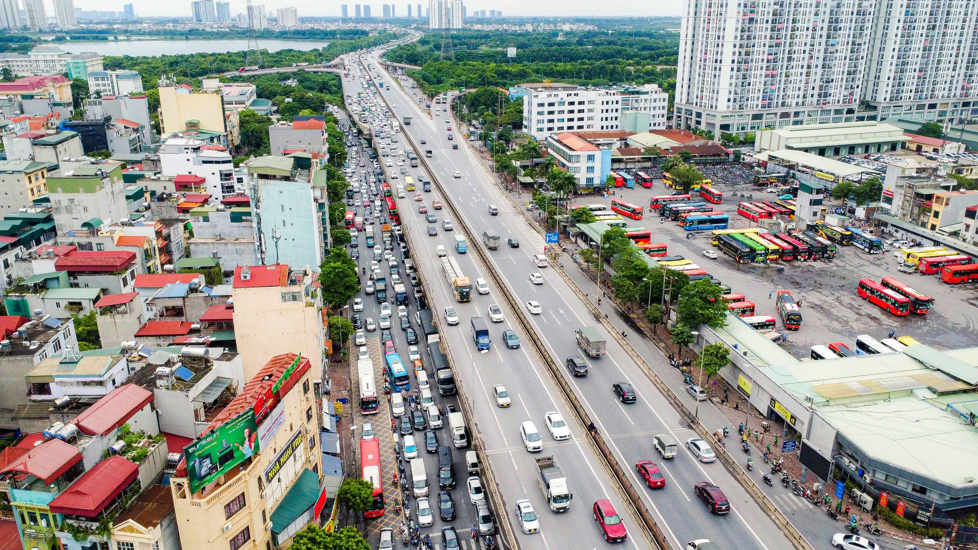 CLIP: Giao th&ocirc;ng H&agrave; Nội &ugrave;n ứ h&agrave;ng km trong ng&agrave;y đi l&agrave;m sau kỳ nghỉ lễ 2-9 - Ảnh 14.