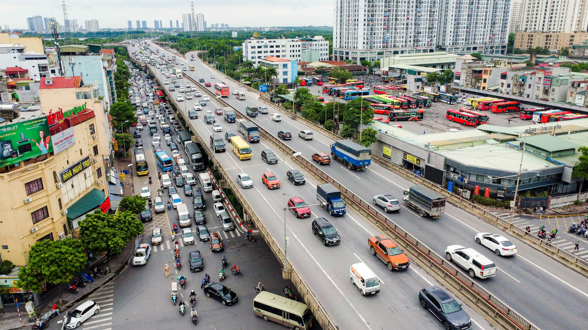 CLIP: Giao th&ocirc;ng H&agrave; Nội &ugrave;n ứ h&agrave;ng km trong ng&agrave;y đi l&agrave;m sau kỳ nghỉ lễ 2-9 - Ảnh 2.