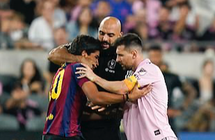 Khoảnh khắc vệ sĩ riêng của Messi lao vào sân cản fan quá khích