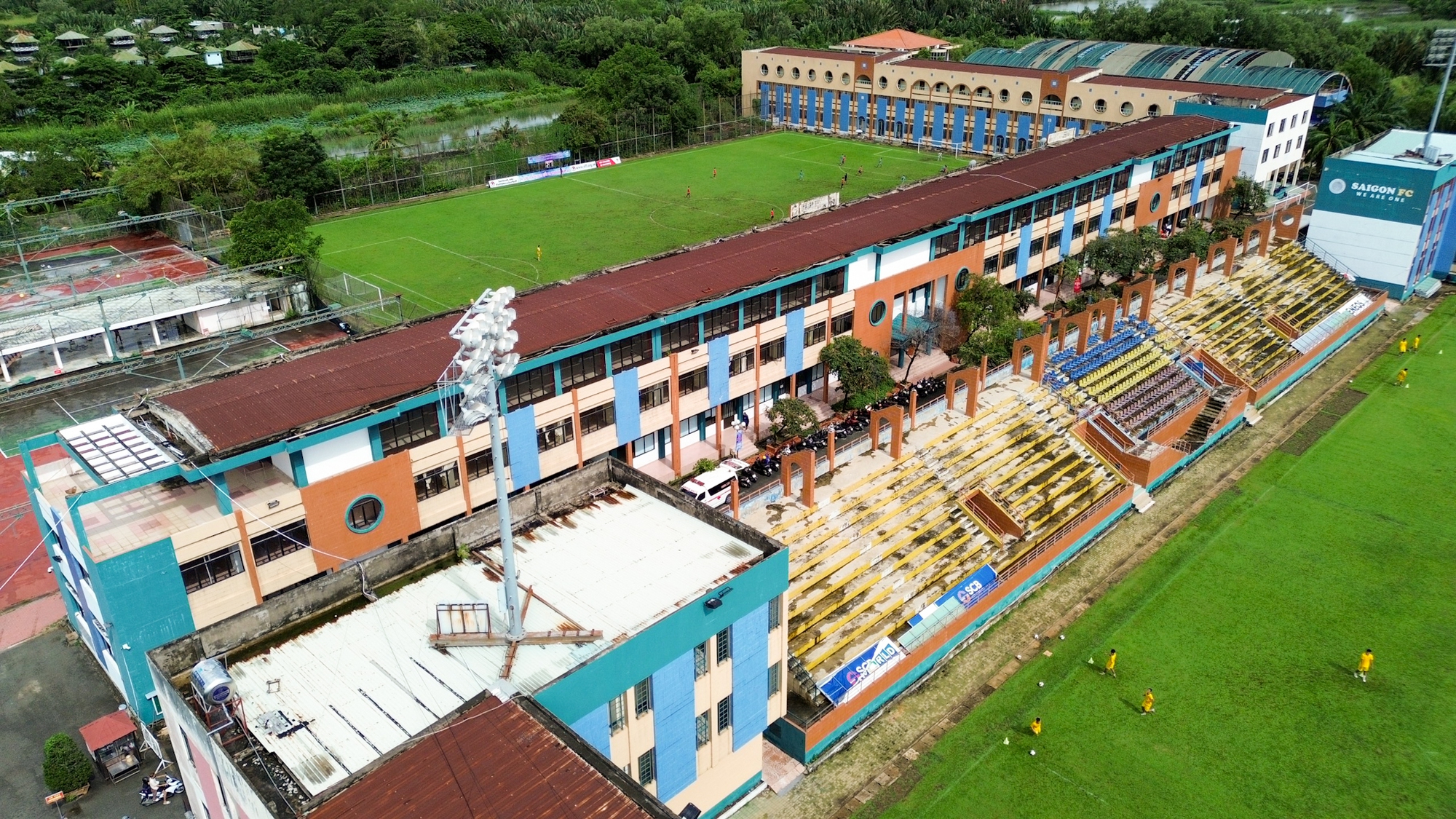 Phóng sự ảnh: Hoang tàn ở đại bản doanh của Sài Gòn FC - Ảnh 2.