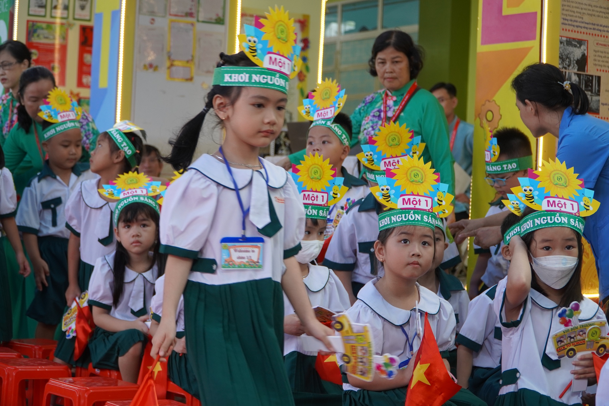 Trường Tiểu học Lương Thế Vinh đ&oacute;n nhận Hu&acirc;n chương, rộn r&agrave;ng khai giảng - Ảnh 6.