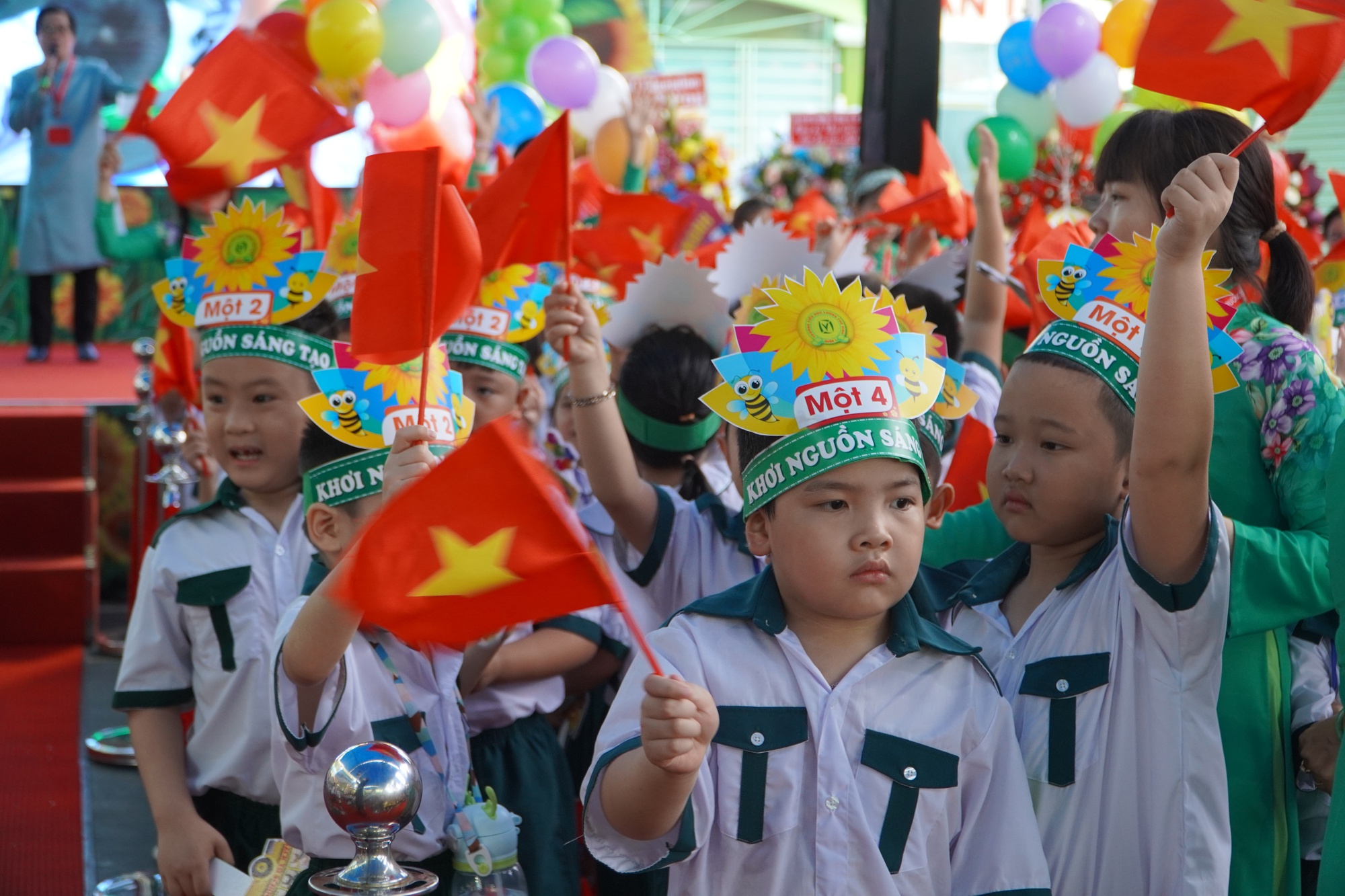 Trường Tiểu học Lương Thế Vinh đ&oacute;n nhận Hu&acirc;n chương, rộn r&agrave;ng khai giảng - Ảnh 8.