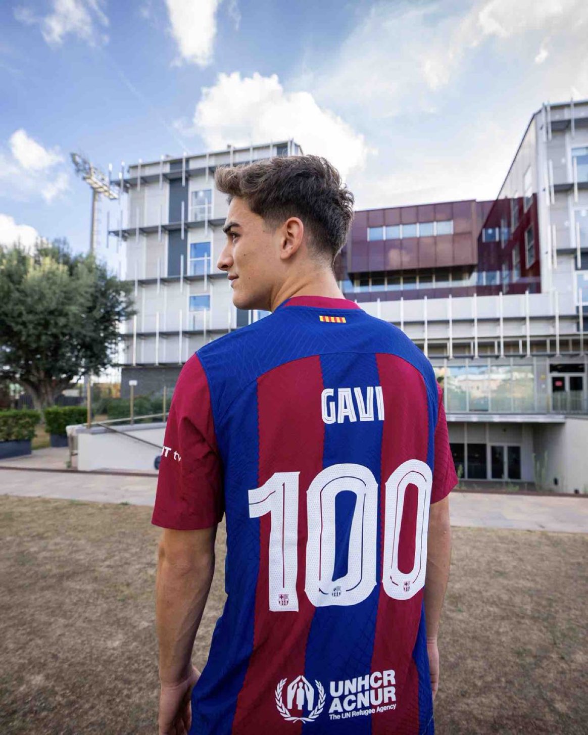 Nén đau thi đấu, Gavi đạt cột mốc lịch sử cùng Barcelona
