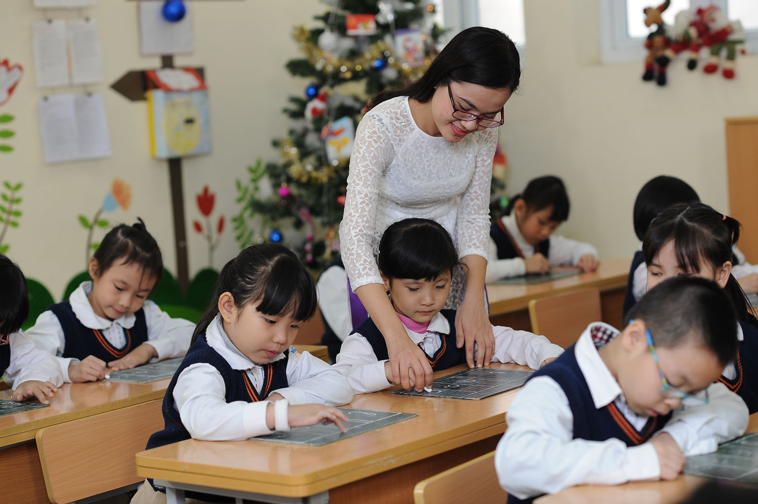 Để giáo viên sống được với nghề