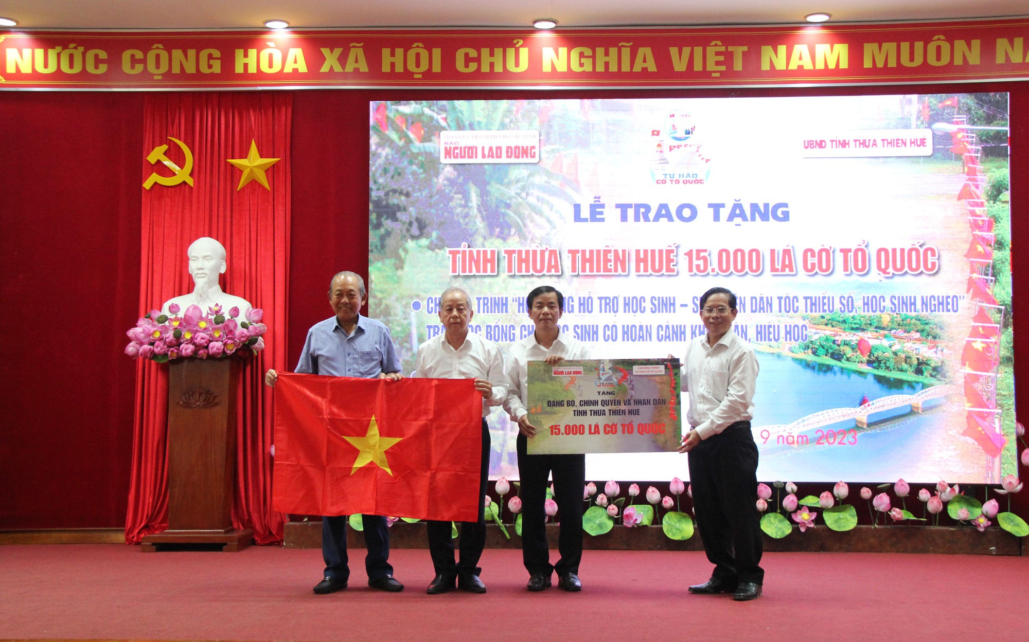 15.000 l&aacute; cờ Tổ quốc v&agrave; 100 suất học bổng đến với Thừa Thi&ecirc;n &ndash; Huế - Ảnh 2.