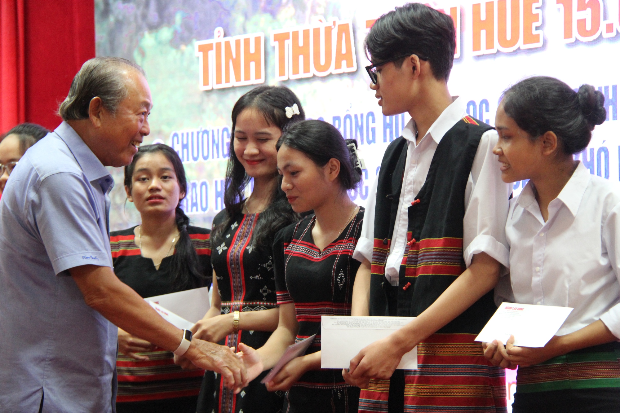 15.000 l&aacute; cờ Tổ quốc v&agrave; 100 suất học bổng đến với Thừa Thi&ecirc;n &ndash; Huế - Ảnh 6.