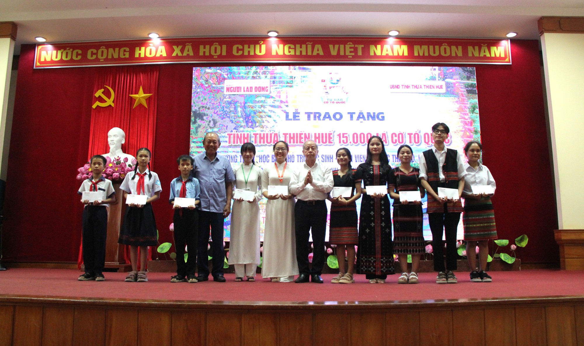 15.000 l&aacute; cờ Tổ quốc v&agrave; 100 suất học bổng đến với Thừa Thi&ecirc;n &ndash; Huế - Ảnh 10.