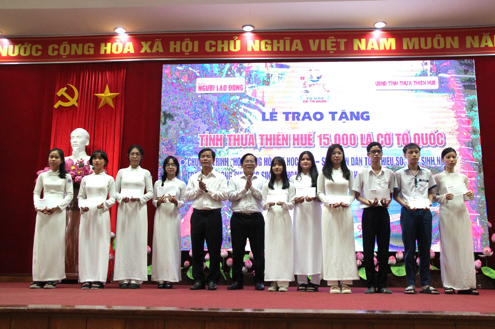 15.000 l&aacute; cờ Tổ quốc v&agrave; 100 suất học bổng đến với Thừa Thi&ecirc;n &ndash; Huế - Ảnh 9.