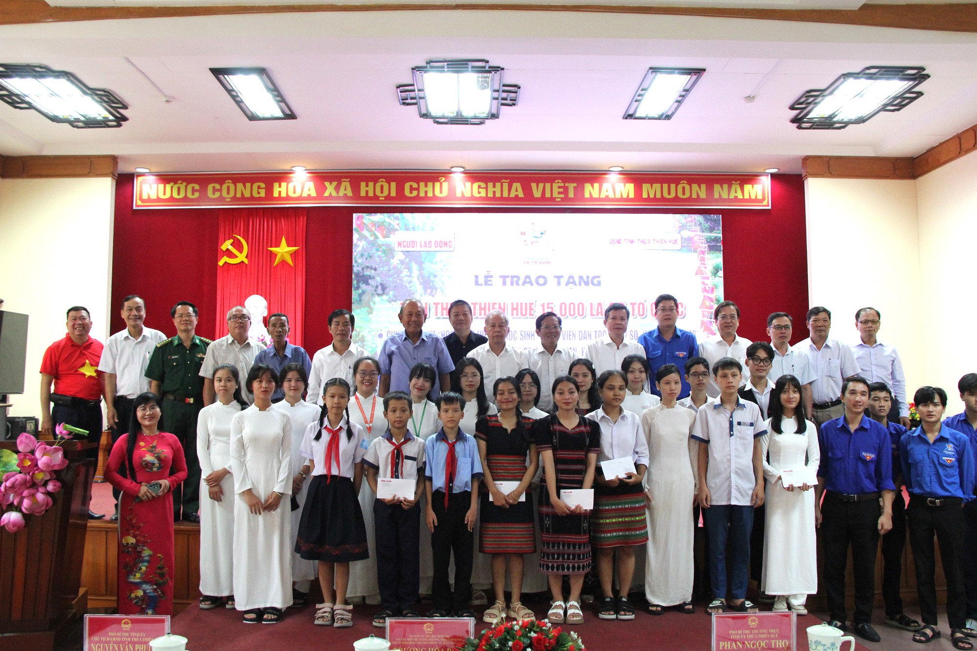 15.000 l&aacute; cờ Tổ quốc v&agrave; 100 suất học bổng đến với Thừa Thi&ecirc;n &ndash; Huế - Ảnh 11.