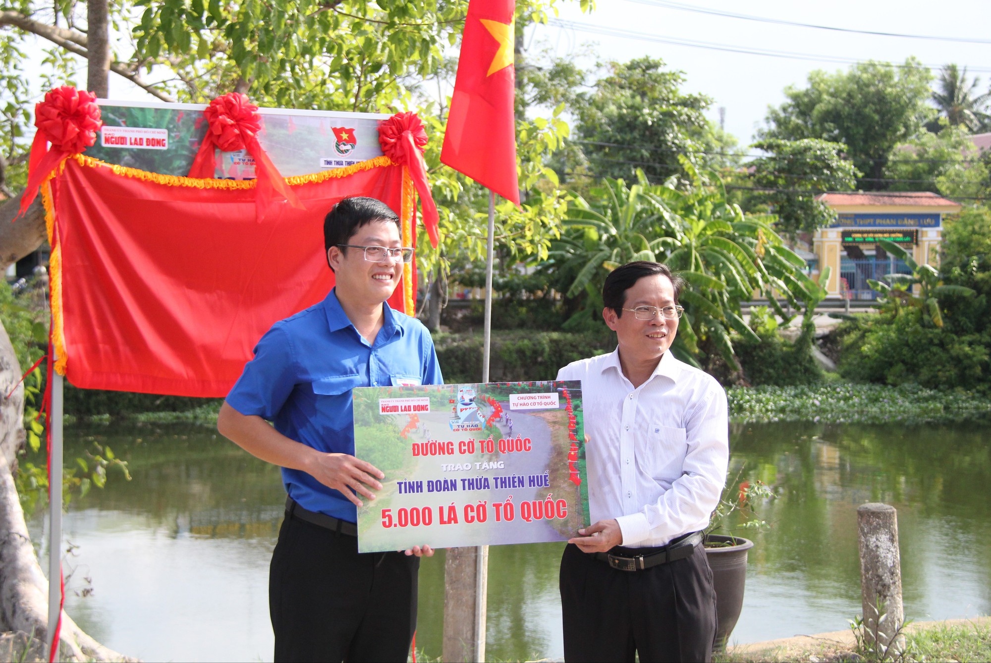 15.000 l&aacute; cờ Tổ quốc v&agrave; 100 suất học bổng đến với Thừa Thi&ecirc;n &ndash; Huế - Ảnh 12.