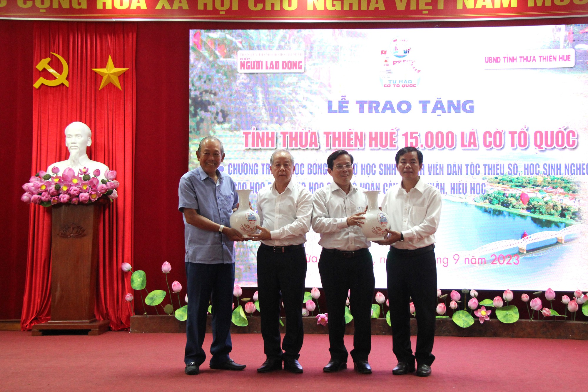 15.000 l&aacute; cờ Tổ quốc v&agrave; 100 suất học bổng đến với Thừa Thi&ecirc;n &ndash; Huế - Ảnh 4.